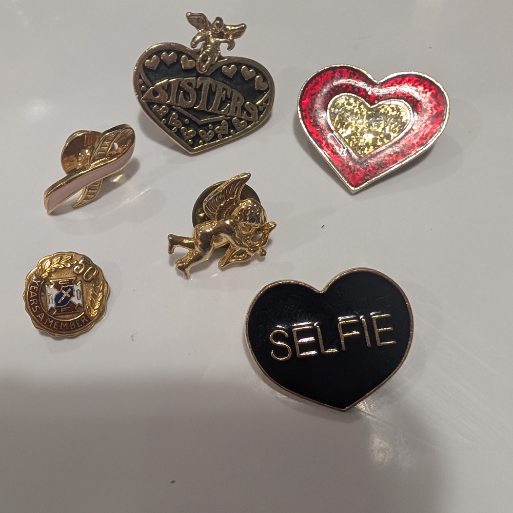 Women’s Heart Brooch Pin Set - Black, Red, Gold